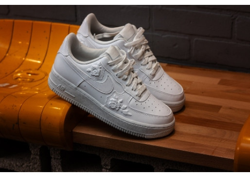 NIKE AIR FORCE 1 ’07 SE: Letisztult alap. Apró részletek. Hatalmas energia.