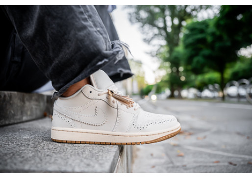 Egy város. Egy pár. Jordan 1 Low.