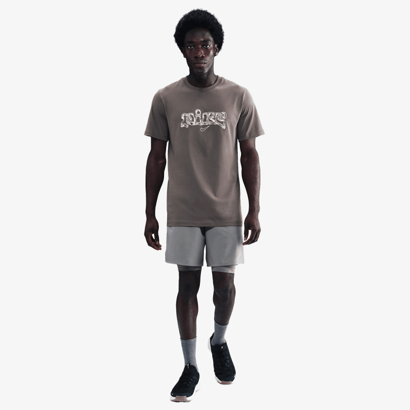 Nike Póló M NK TEE IYKYK FITNESS HO25 
