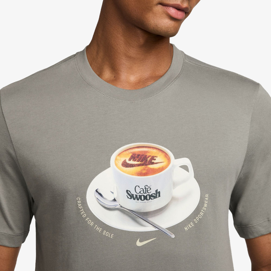 Nike Póló U NSW TEE STD CAFE SWOOSH MUG 